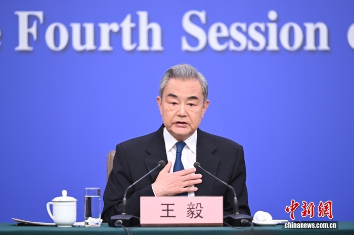 3月8日上昼10时，104届齐邦人年夜4次集会正在梅天亚要旨消息宣布厅举办记者会，聘请中同中心政事局委员、中接部少王毅便“中原中接策略战对于中关连”相干题目归问中中记者发问。中新社记者 田雨昊 摄